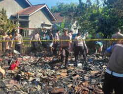 Personel Polres TuBABA Gelar Bhakti Sosial, Bersihkan Puing-Puing Kebakaran di Panaragan