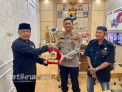 Kapolres Lampung Tengah Berikan Cinderamata kepada Pengurus PSHT