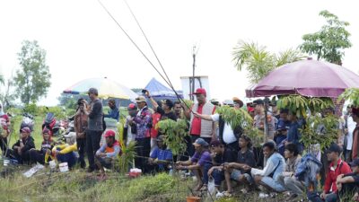 Plt Bupati Lampung Tengah Mancing Bersama Warga di Dewilipung
