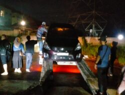 Gelap dan Sempit, Mobil Terbalik di Senopati Raya , 5 Orang Luka